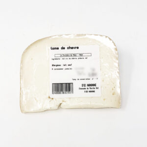 Tomme de chèvre pâte dure  +/- 200 g Fermière de Méan – Un fromage de lait cru de chèvre bio à pâte pressée dont la croûte est entourée de cire d’abeille non-comestible. – Ferme fromagère de Méan