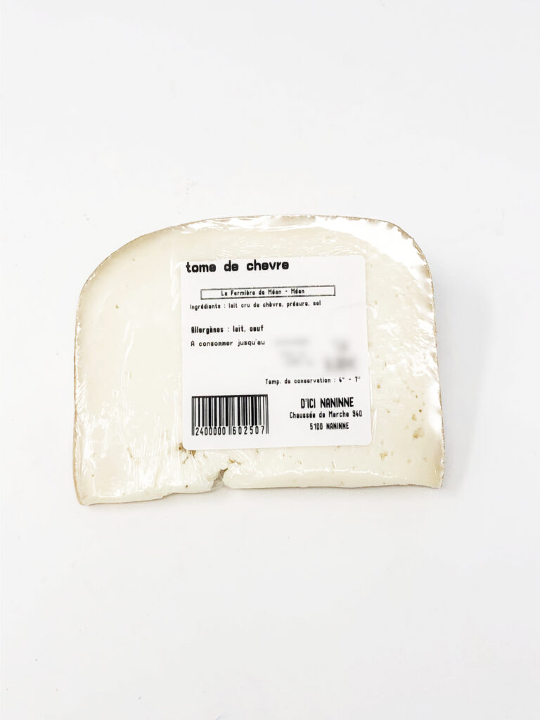 Tomme de chèvre pâte dure  +/- 200 g Fermière de Méan – Un fromage de lait cru de chèvre bio à pâte pressée dont la croûte est entourée de cire d’abeille non-comestible. – Ferme fromagère de Méan