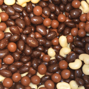 Chocomix Natur'inov Vrac Bio 1kg – Un mélange de noix enrobées de chocolat. Disponible par 100g