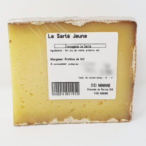 Le Sarté jeune  +/- 200 g Le Sarté – Un fromage au goût fleuri et prononcé type "comté". – Fromage à pâte dure et cuite fabriqué à partir de lait cru de vache. – Fromage Sarté