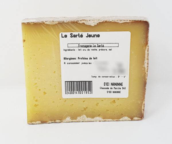 Le Sarté jeune  +/- 200 g Le Sarté – Un fromage au goût fleuri et prononcé type "comté". – Fromage à pâte dure et cuite fabriqué à partir de lait cru de vache. – Fromage Sarté