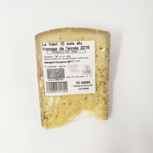 Le Valèt 10 mois  bio +/- 160 g Fromagerie le Valèt – Un fromage à pâte pressée et croûte sèche réalisé à partir de lait cru de vache provenant des alentours de Waimes. Il possède un goût fruité