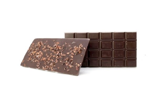 Tablette de chocolat noir et éclats de cacao Nao Vrac Bio 5 pièces – Tablettes de chocolat noir avec des éclats de fève de cacao. Chaque tablette fait environ 100g. – Nao